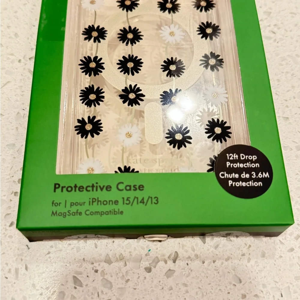 NIB🌼♠️Kate Spade♠️🌼 iPhone 16 in black & white daisy chain case